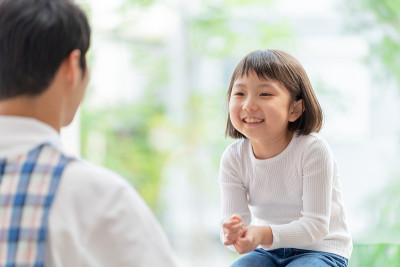 一个日本女孩在和幼儿园老师玩