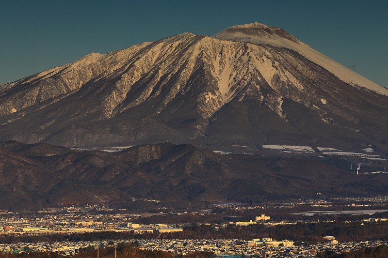 日出时的岩手山