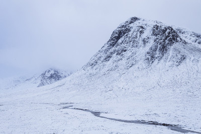 大雪覆盖了英国苏格兰高地的Rannoch Moor。