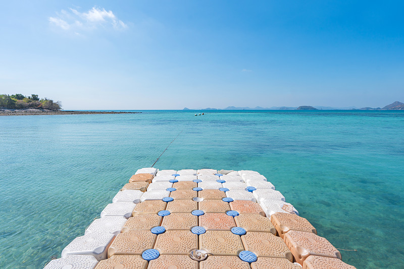 泰国安达曼海美丽的热带海滩，海和沙子与浮动栈道浮桥