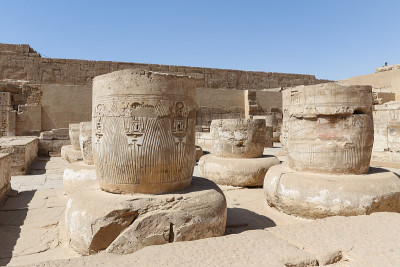 埃及卢克索的Medinet Habu神庙的柱子