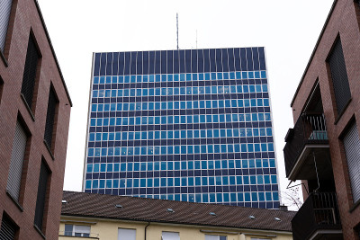 在一个多云的冬天，政府大楼的城市行政Werd Zürich。