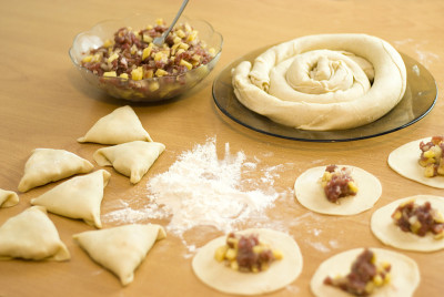生面团与碎肉饼烹饪亚洲samsa