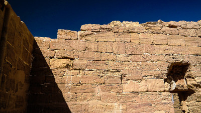 近景Deir Al Kashef科普特修道院和寺庙废墟哈尔加绿洲，埃及