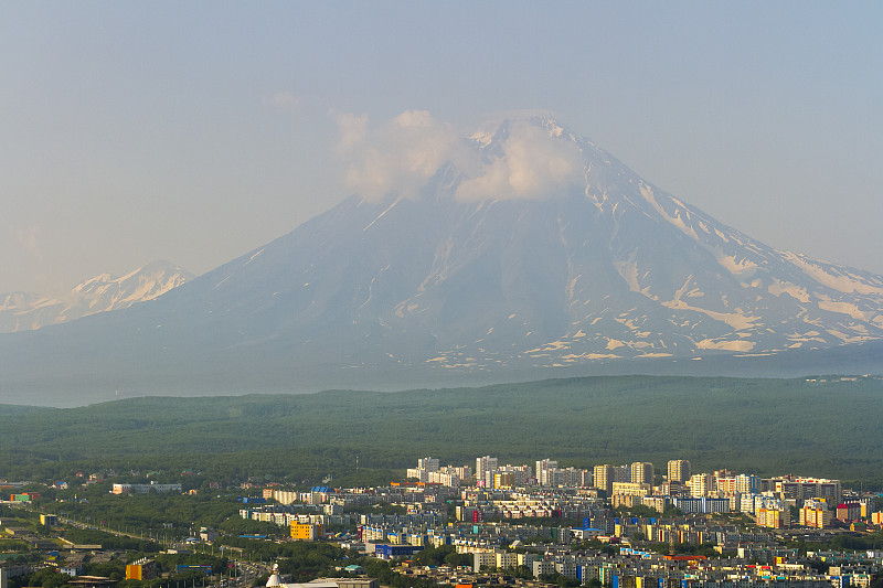 堪察兹基的彼得罗夫斯克市以火山为背景。俄罗斯堪察加半岛