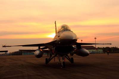 F16