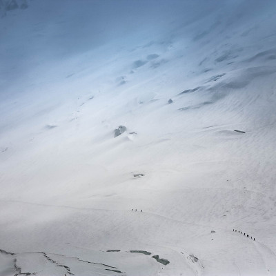 雪山风景优美。帕米尔山系统。爬山的人。