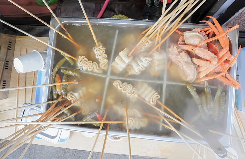 韩国街头小吃店的热鱼饼夹在木串上