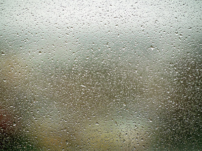 雨滴落在窗户上