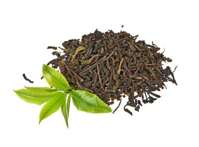 白色背景上孤立的绿茶叶子