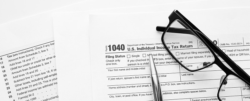美国国税局(IRS)美国国内收入局所得税申报表1040，用于编制收入报告和财务文件