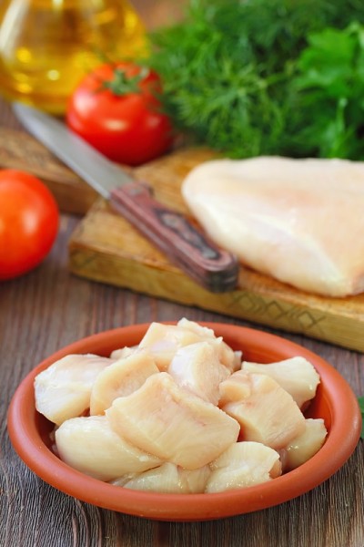 烹调用的生鸡肉