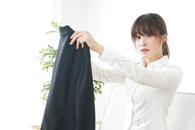 女商人在脱西装