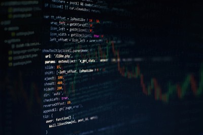 开发人员的编程代码。摘要计算机脚本代码。软件开发人员的编程代码界面。软件编程工作时间。