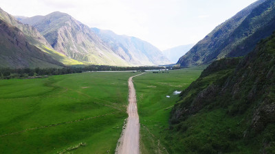 宁静祥和的山景。无人机的画面。