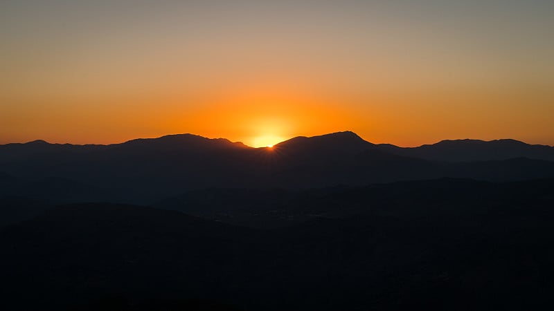 从土耳其阿迪亚曼内姆鲁特山山顶上看到的日落