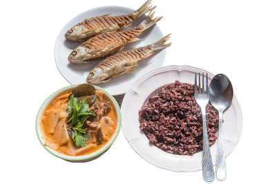 炸鱼，红咖喱牛肉，竹笋和稻子