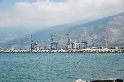 哈塔伊斯肯德隆的城市和海滩景色