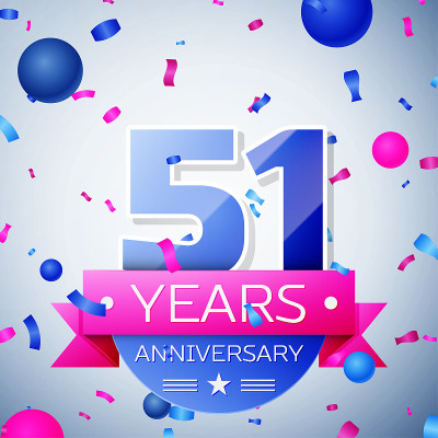 在灰色背景上庆祝51周年。周年丝带
