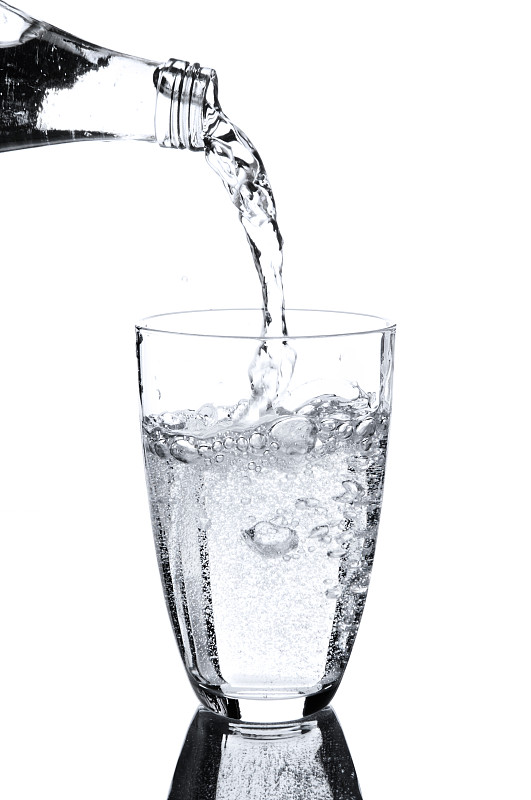 倒入水的玻璃杯