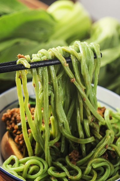 Traditional Chinese cuisine: spinach noodles
