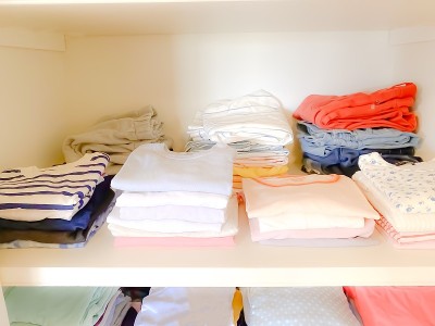 整理卧室衣柜整齐折叠衣服