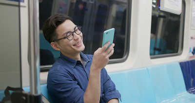 男人在捷运中使用电话