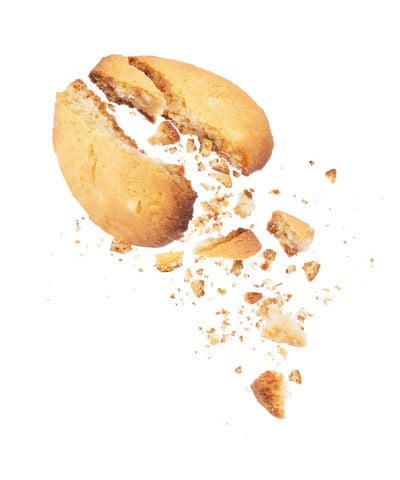 饼干碎成两半，面包屑散落下来