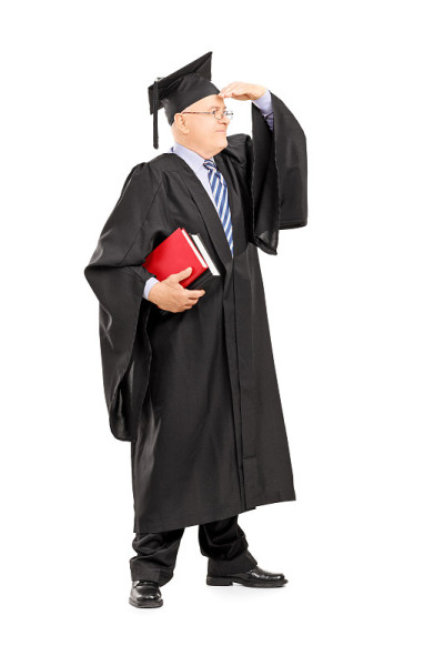 男大学教授在长袍看与手在眼睛