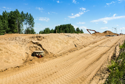 沙质公路上的建筑工地。