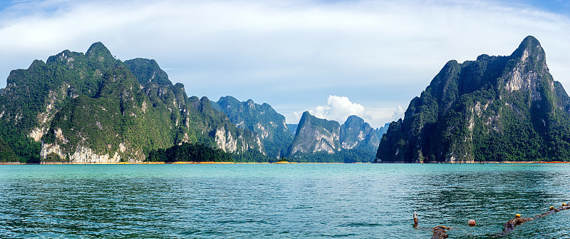 湖中的石灰岩山脉全景