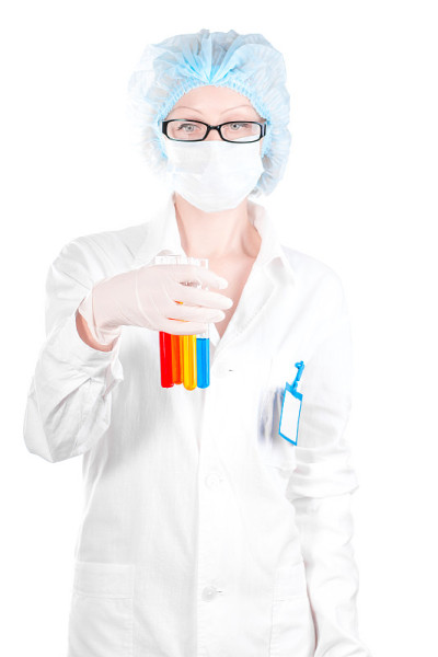 手上拿着试管的女性实验室技术员