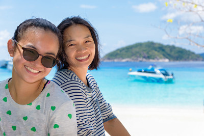 母亲和女儿在泰国的斯密兰群岛的海滩上
