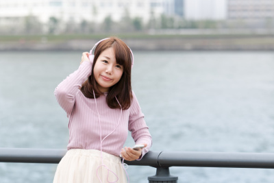 用耳机听音乐的女人