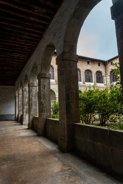 古老的圣克拉拉修道院庭院，位于乌罗拉河旁的阿兹科提亚镇。由Don Pedro de Zuazola,