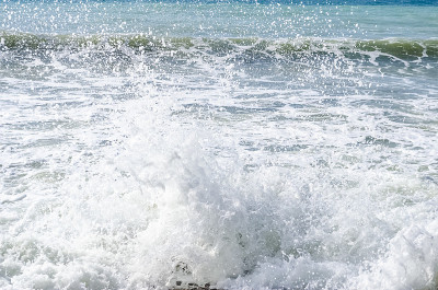 黑海上溅起的浪花。