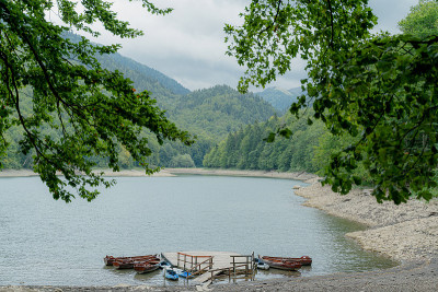 湖。在山上的湖。黑山。