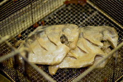 深浸油炸鲳鱼，热脆爽口。