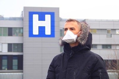 戴口罩者。