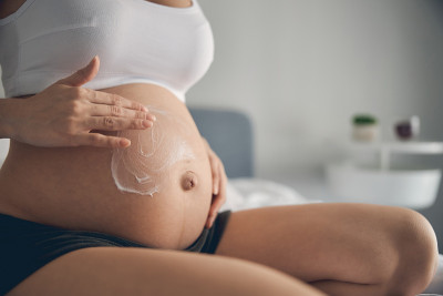 孕妇在妊娠纹上涂面霜