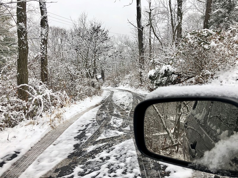 雪地车道，轮胎印，侧视镜