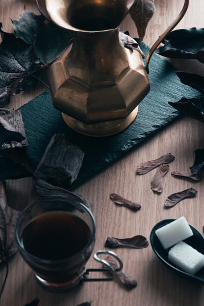 这是一杯热茶的特写镜头，上面有糖块