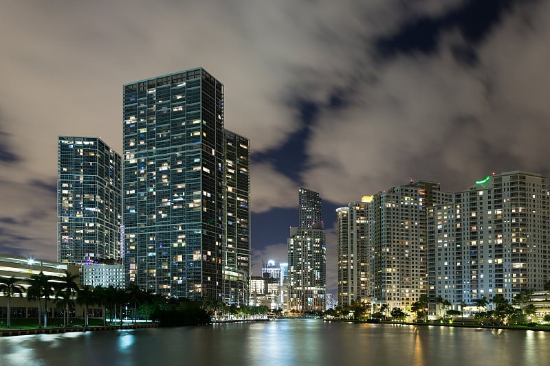 迈阿密港的夜市湾