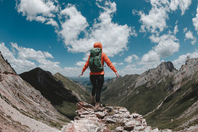 成功的女性背包客徒步登山