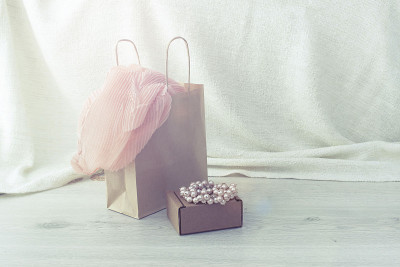 一套女装时尚购物饰品珠宝围巾。
