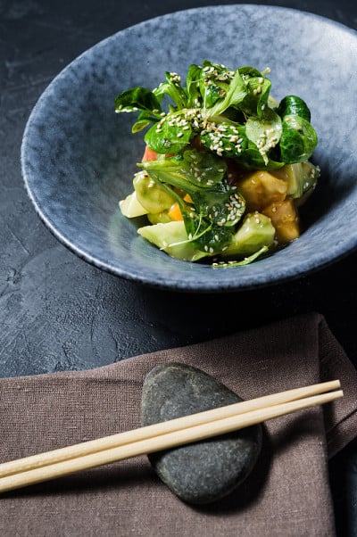 芒果沙拉，鳄梨，生菜，深色背景，俯视图