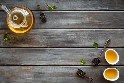 茶道的概念。热和干茶在茶壶和杯子，俯视图