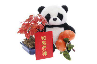 玩具熊猫与中国新年装饰