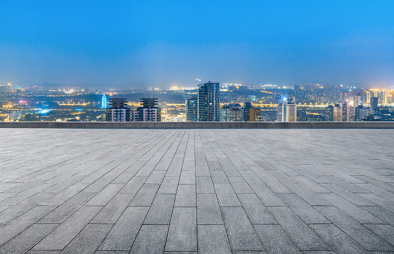 空旷的广场地板和南京城市风景，中国