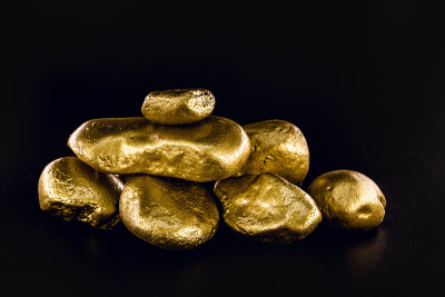 金块，有价值的宝石，金色的纹理。原油开采黄金。财富和金融稳定的概念。